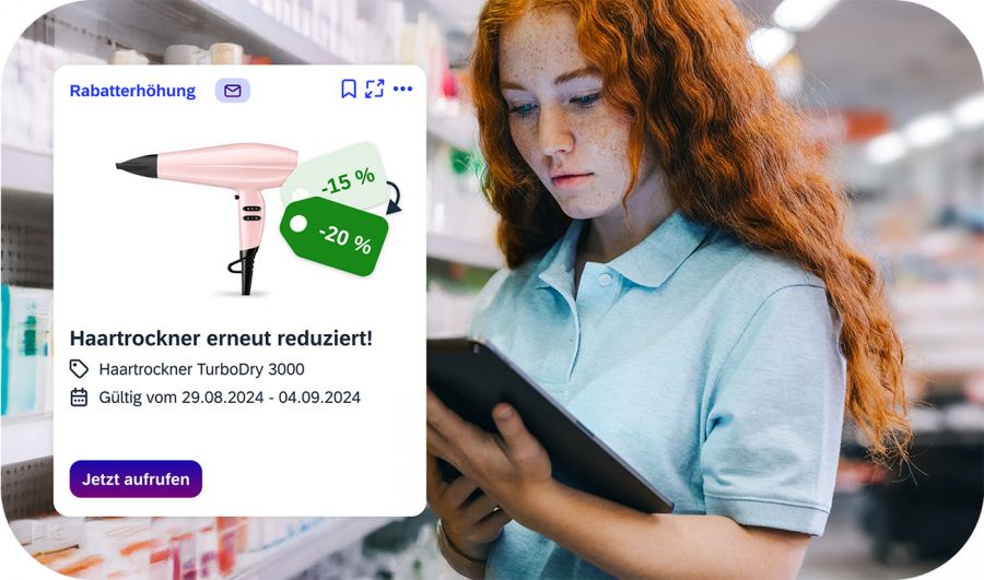 Mitarbeiterin mit Tablet sieht in iNFOHUB aktuelle Rabattmeldung zu Haartrocknern im Regalbereich ein