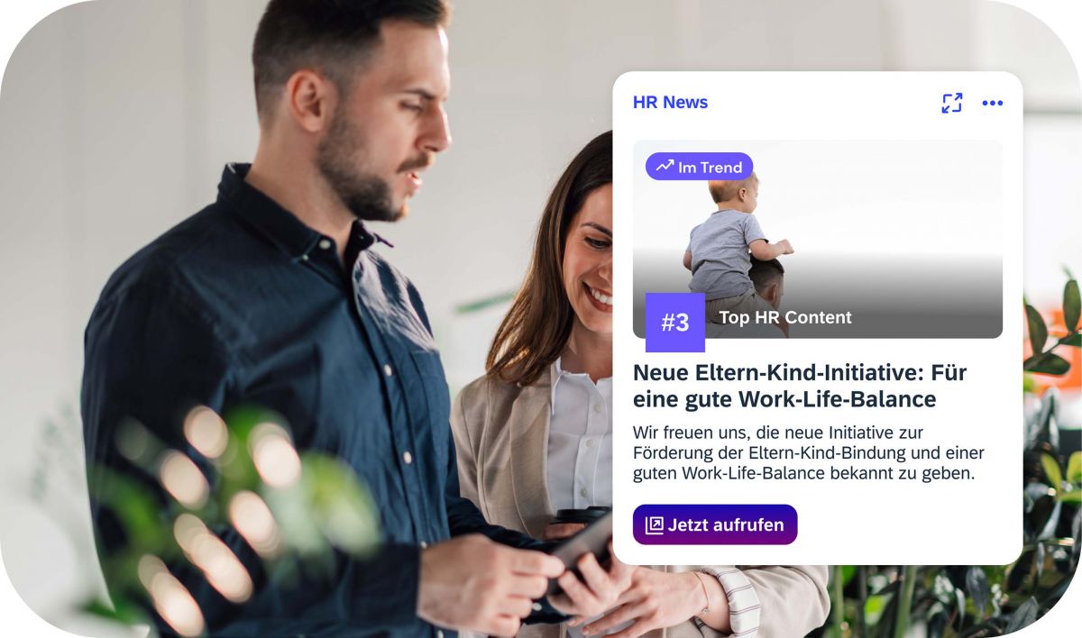 Team im Büro mit Anzeige über geplante SAP HCM Wartungsarbeiten in iNFOHUB
