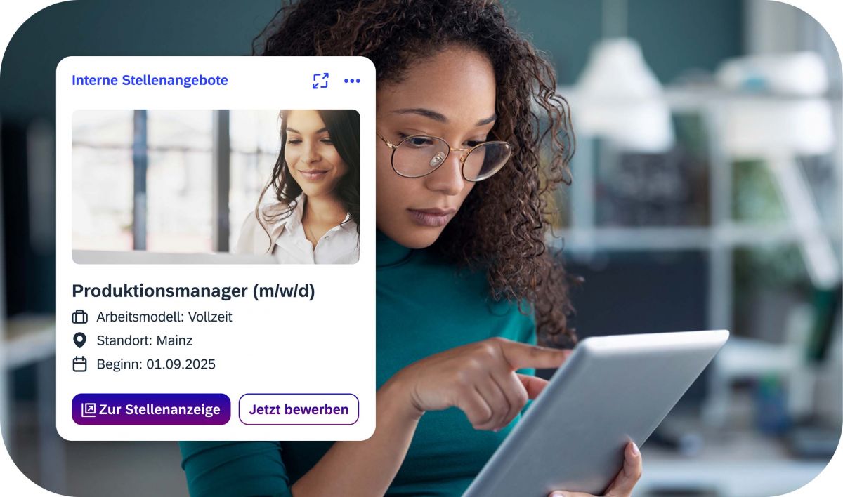Frau mit Tablet betrachtet interne Stellenanzeige für Produktionsmanager in iNFOHUB