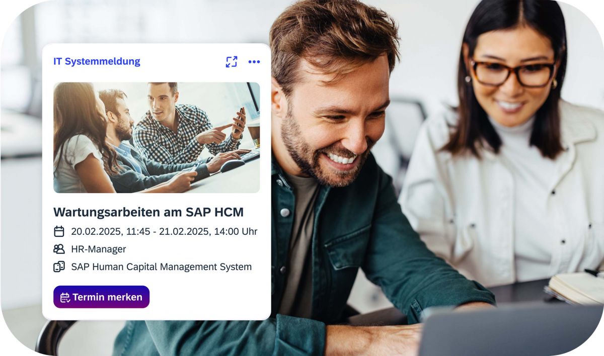 Team im Büro mit Anzeige über geplante SAP HCM Wartungsarbeiten in iNFOHUB
