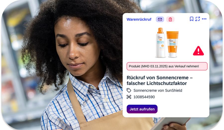 Techniker mit Schutzhelm aktualisiert Prüfpläne über iNFOHUB auf dem Tablet in der Werkhalle