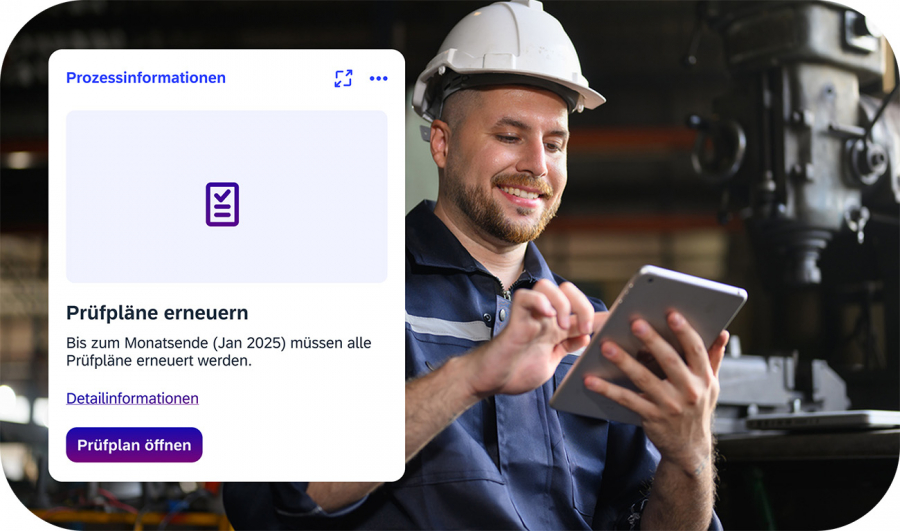 Techniker mit Schutzhelm aktualisiert Prüfpläne über iNFOHUB auf dem Tablet in der Werkhalle