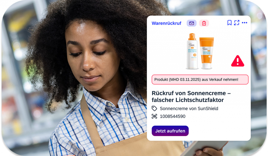 Techniker mit Schutzhelm aktualisiert Prüfpläne über iNFOHUB auf dem Tablet in der Werkhalle