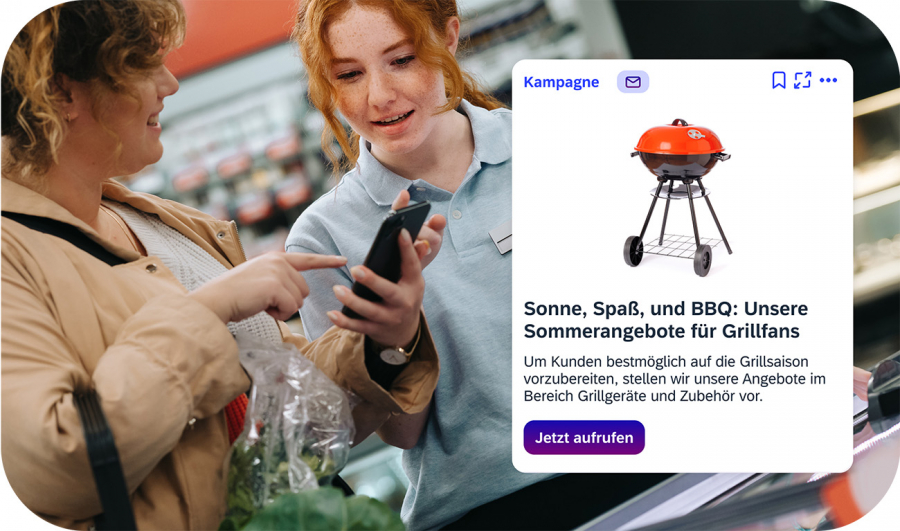 Zwei Einzelhandelsmitarbeiterinnen besprechen aktuelle Grillkampagne und Angebote direkt auf dem Smartphone via iNFOHUB