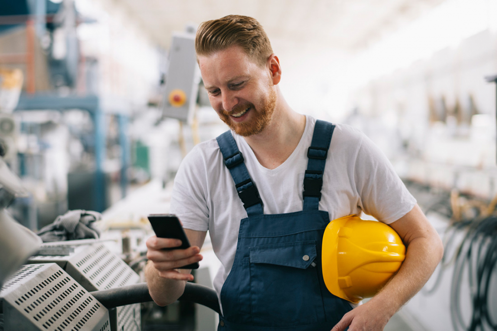 Zwei HR-Mitarbeitende betrachten gemeinsam Informationen auf einem Laptop mit iNFOHUB